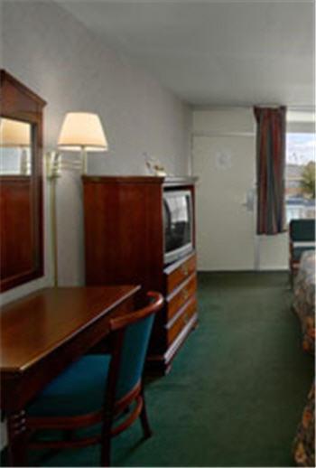 Travel Inn Хоумууд Стая снимка